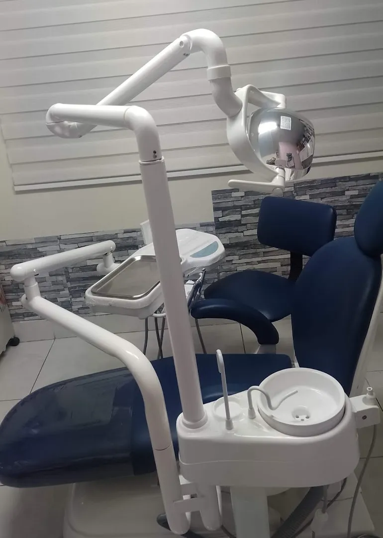 Unidad dental del consultorio, con sillón y lámpara de trabajo